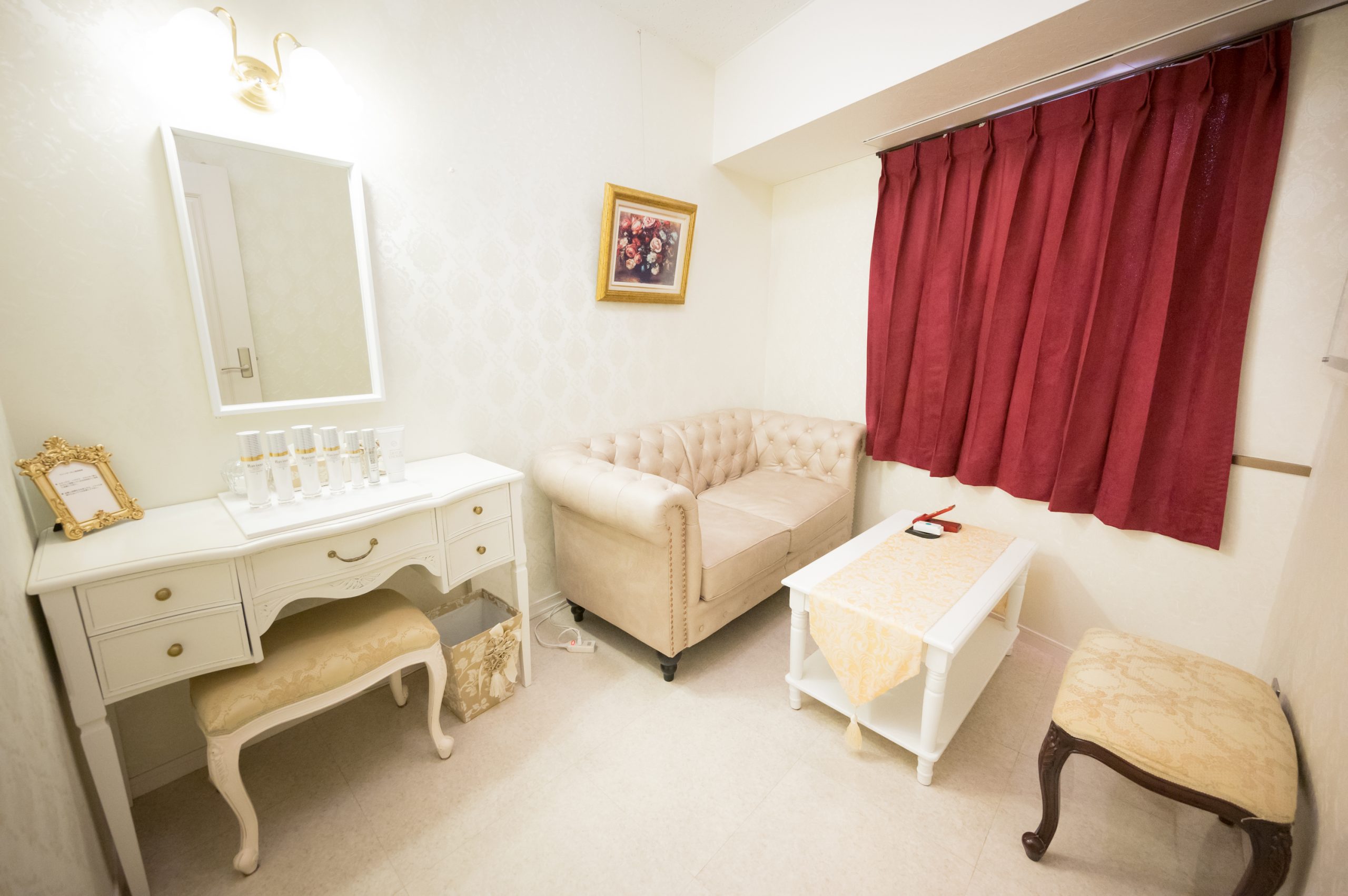 高級感のあるドレッサーやソファーなどのある部屋の画像