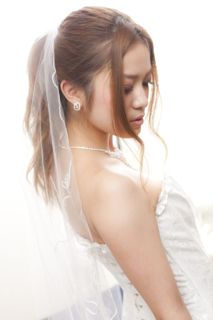 ウェディングドレスを着ている女性